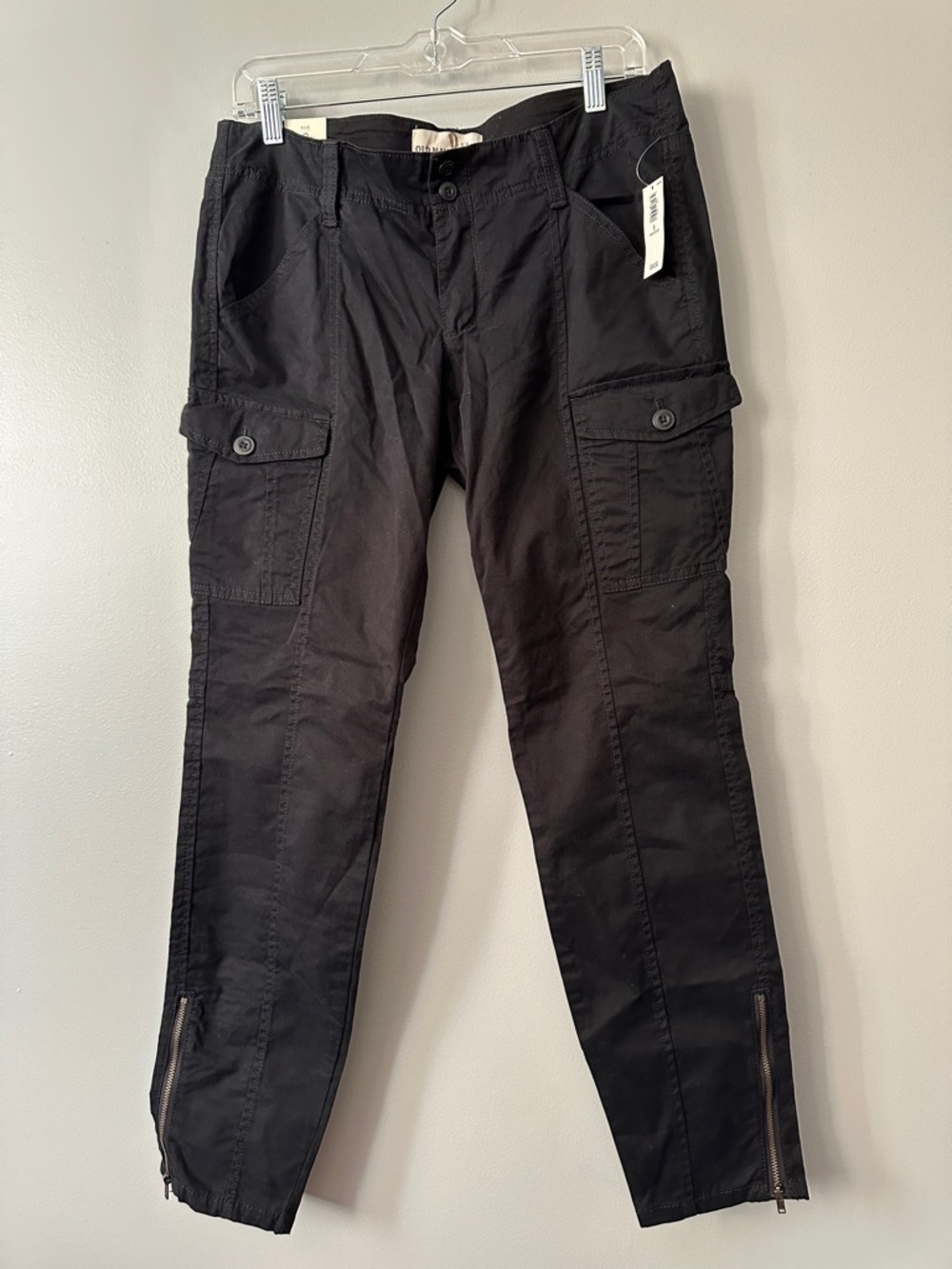 Old Navy Size 8 Black Low Rise Skinny Cargo Pants with Ankle Zippers NWT